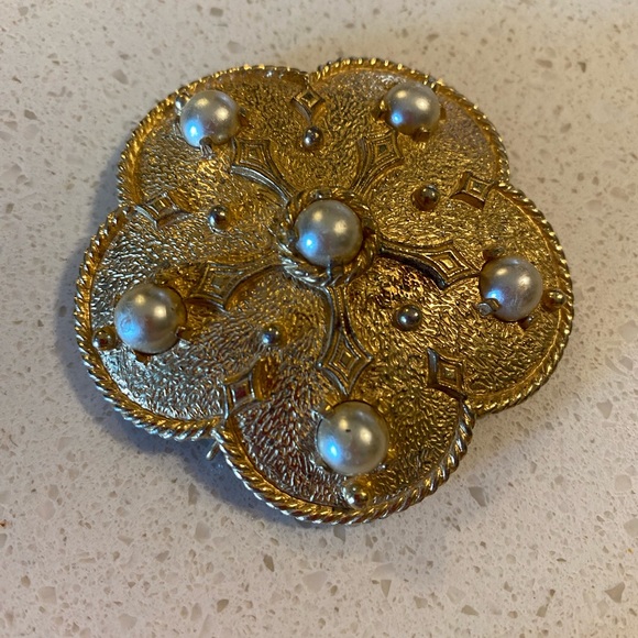 Brooch in gold tone with pearls shaped like a poppy. Can be worn as a necklace - Picture 6 of 10